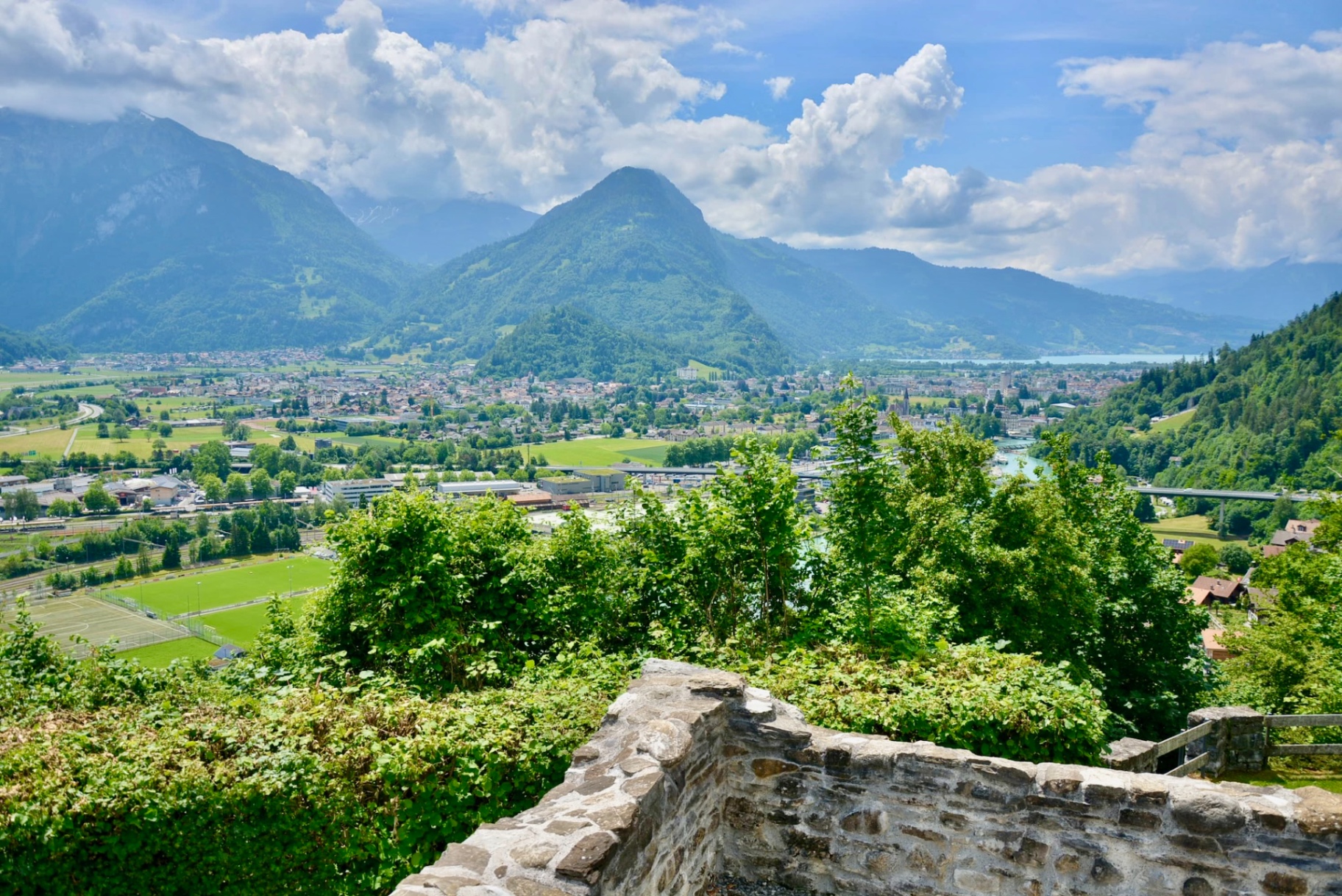 Spot 10: «The medieval GPS above the lake – A touch of Northern Italy in the Bernese Oberland»