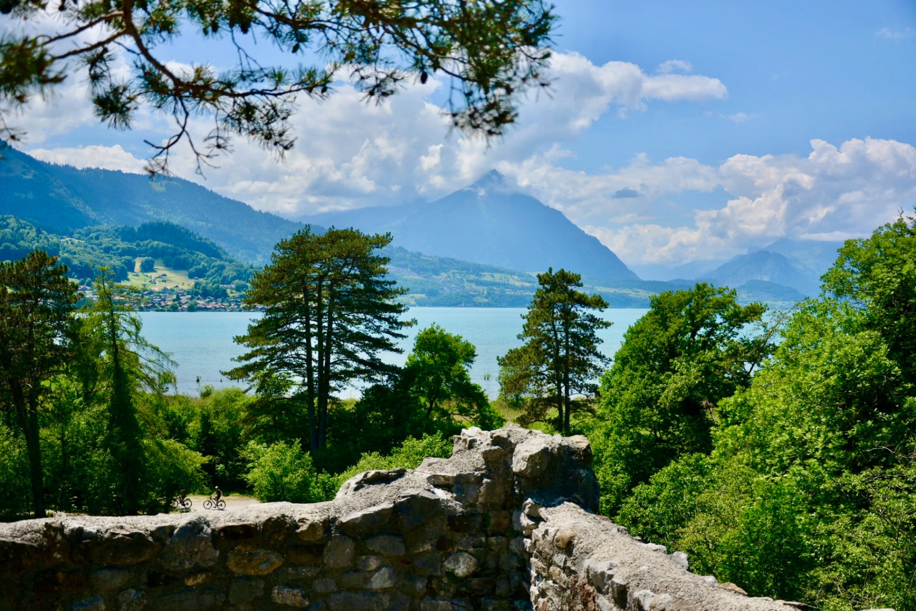Spot 11: «The forgotten island castle – Where Lake Thun once lapped against walls»