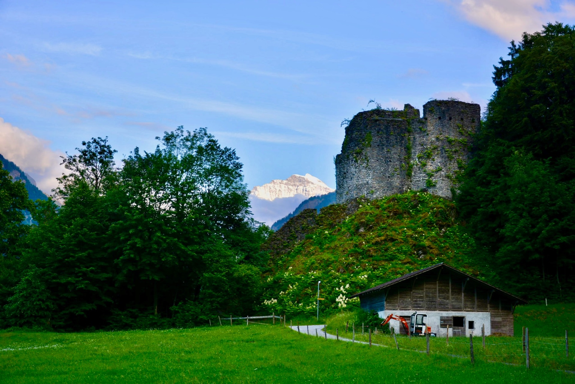 Spot 12: «The fortress of the flying giant stone – Where history got rolling»